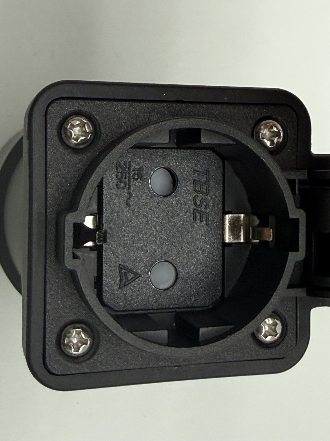 Schuko-udtaget på V2LPower P01 med beskyttelsesklappen åben