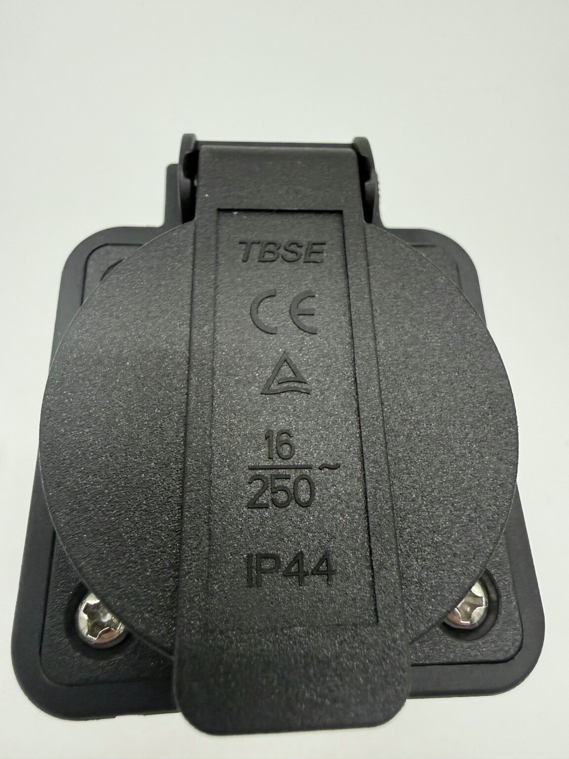 Mærkning på Schuko-udtagets beskyttelsesklap på V2LPower P01: TBSE, CE, 16/250 V~ og IP44