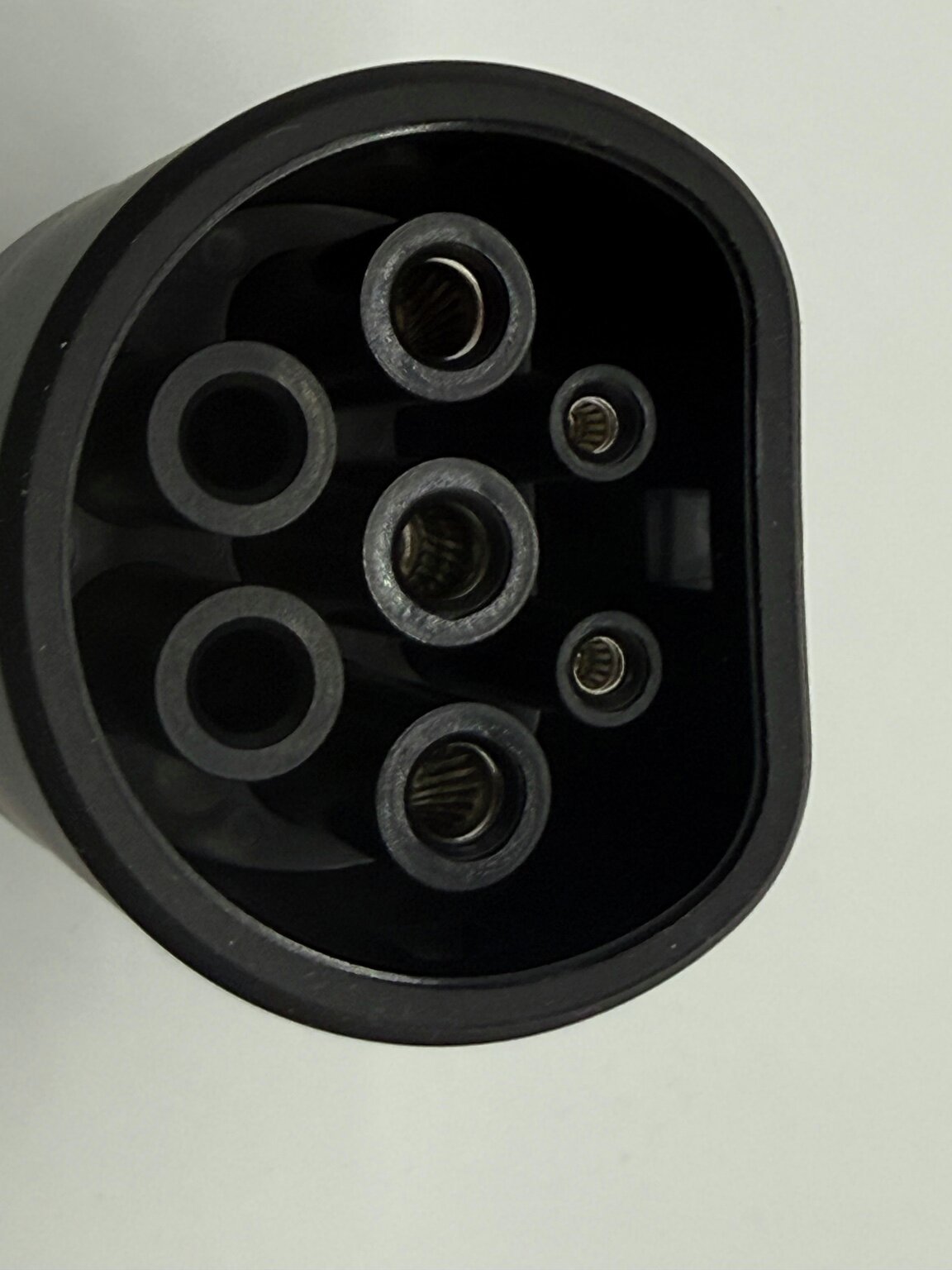 Type 2-stikket på V2LPower P01 set forfra med kontakterne