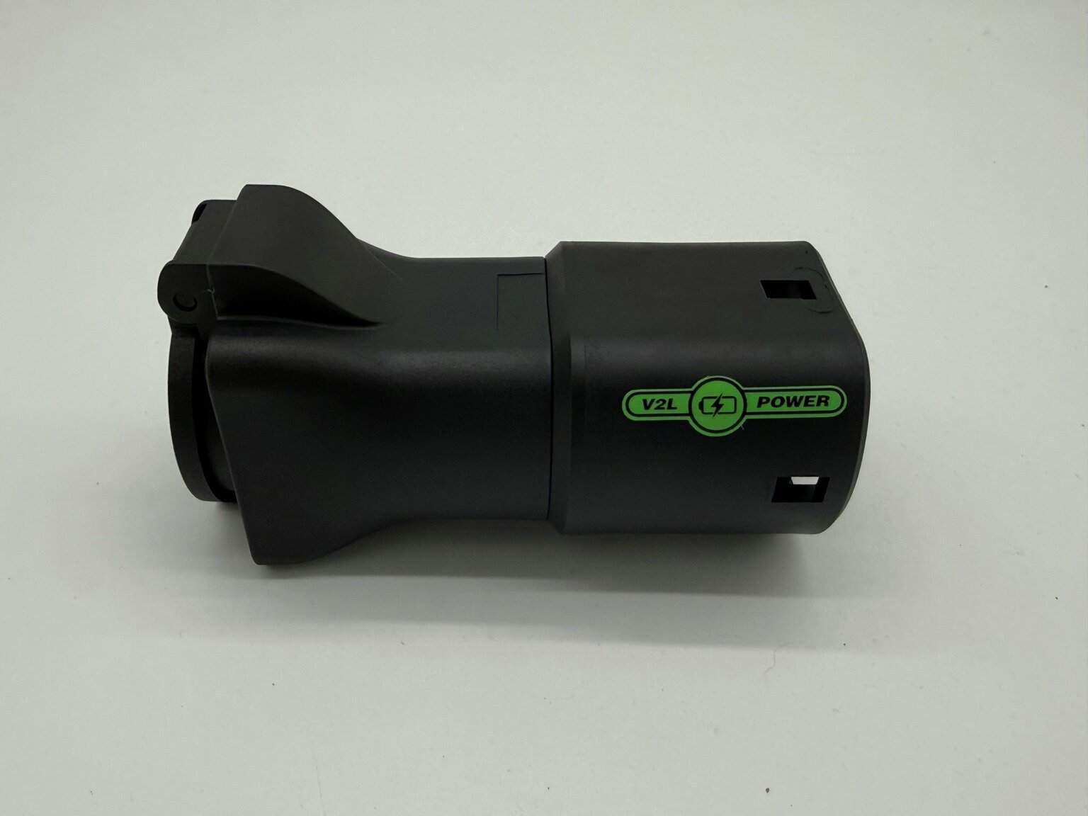 V2LPower P01 V2L-adapter set fra modsat side med Schuko-udtag med beskyttelsesklap og Type 2-stik