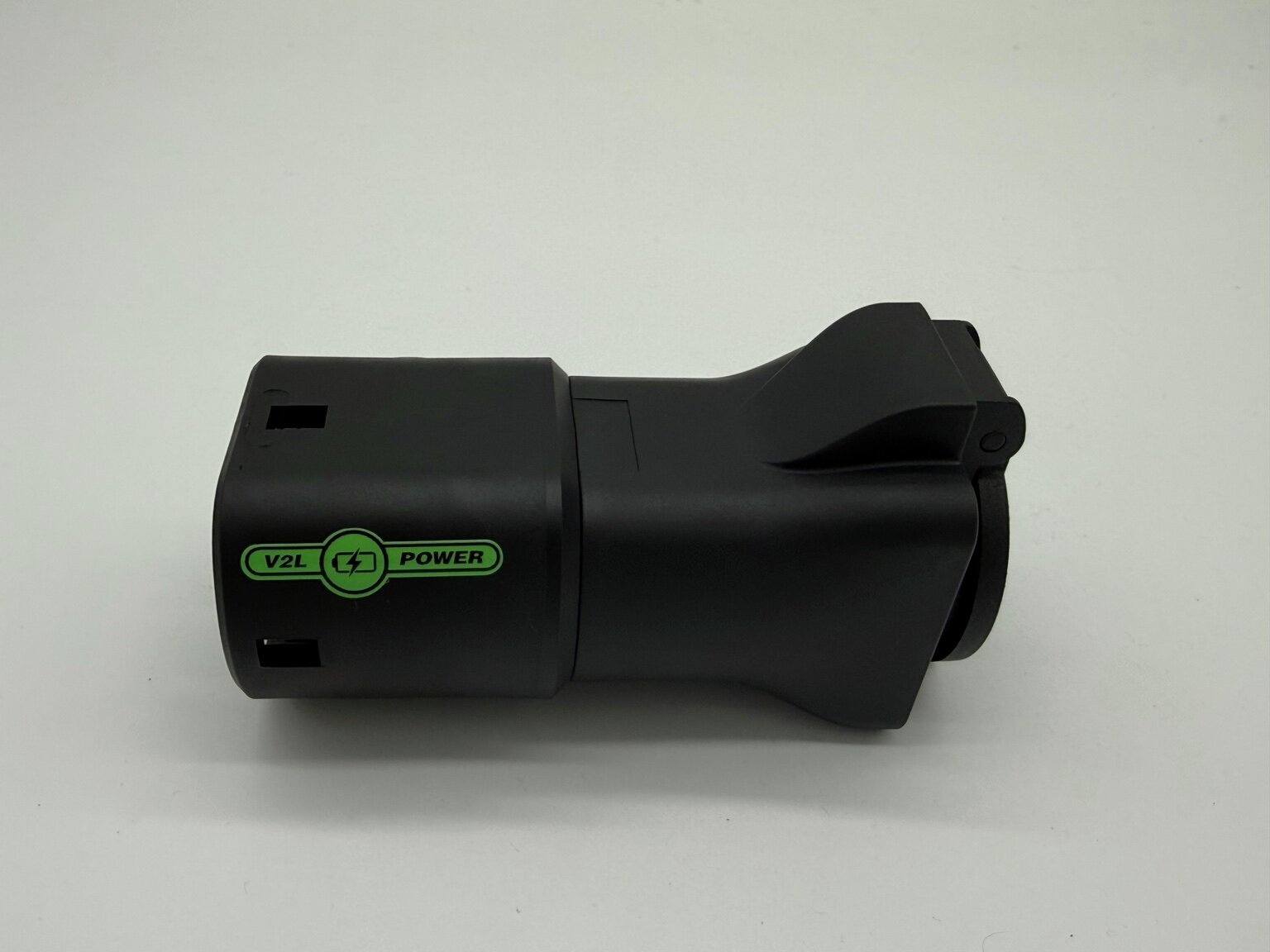 V2LPower P01 Type 2 til Schuko V2L-adapter set fra siden med V2L POWER-logo