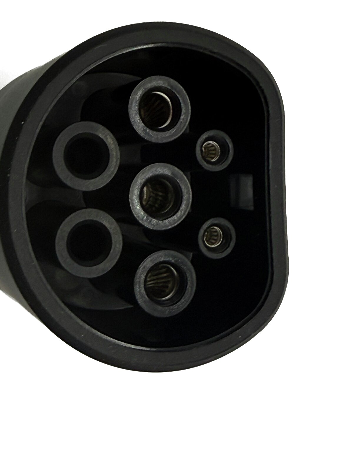 Type 2-stikket på V2LPower P02 set forfra med kontakterne
