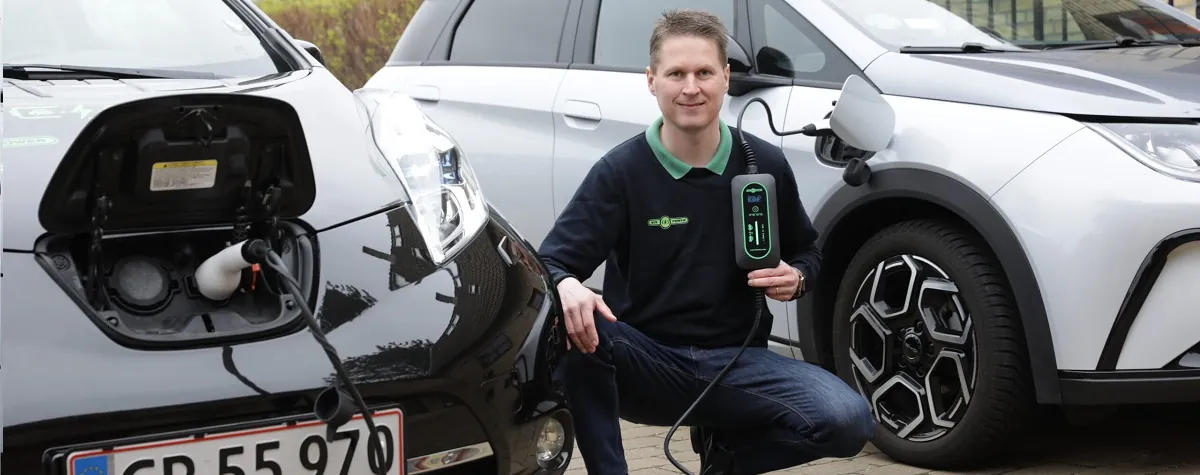 V2LPower – Torben Ryttersgaard med V2L Power-enhed mellem to elbiler